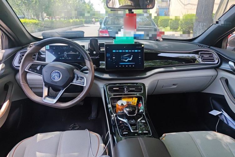 Used BYD Qin PLUS 2024 HONOR Edition DM-i 120KM Leading Model Center Console