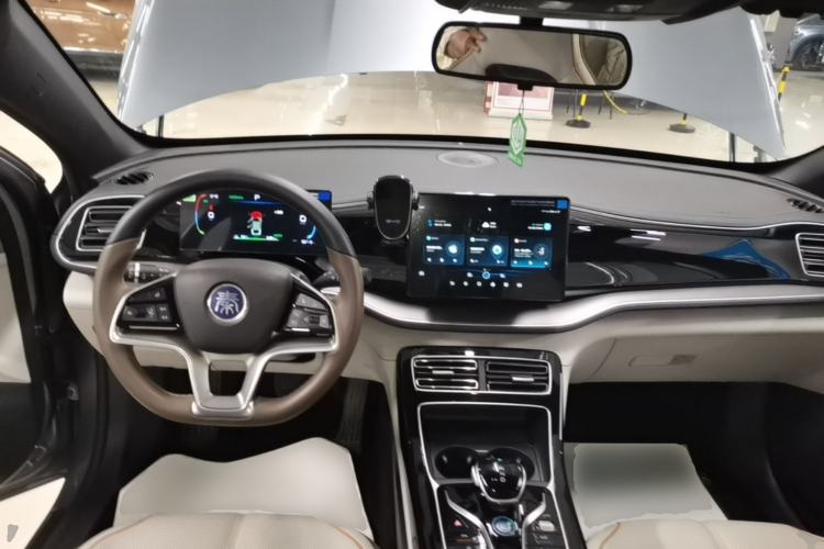Used BYD Qin PLUS 2024 Honor Edition EV 510KM Leading Model Center Console