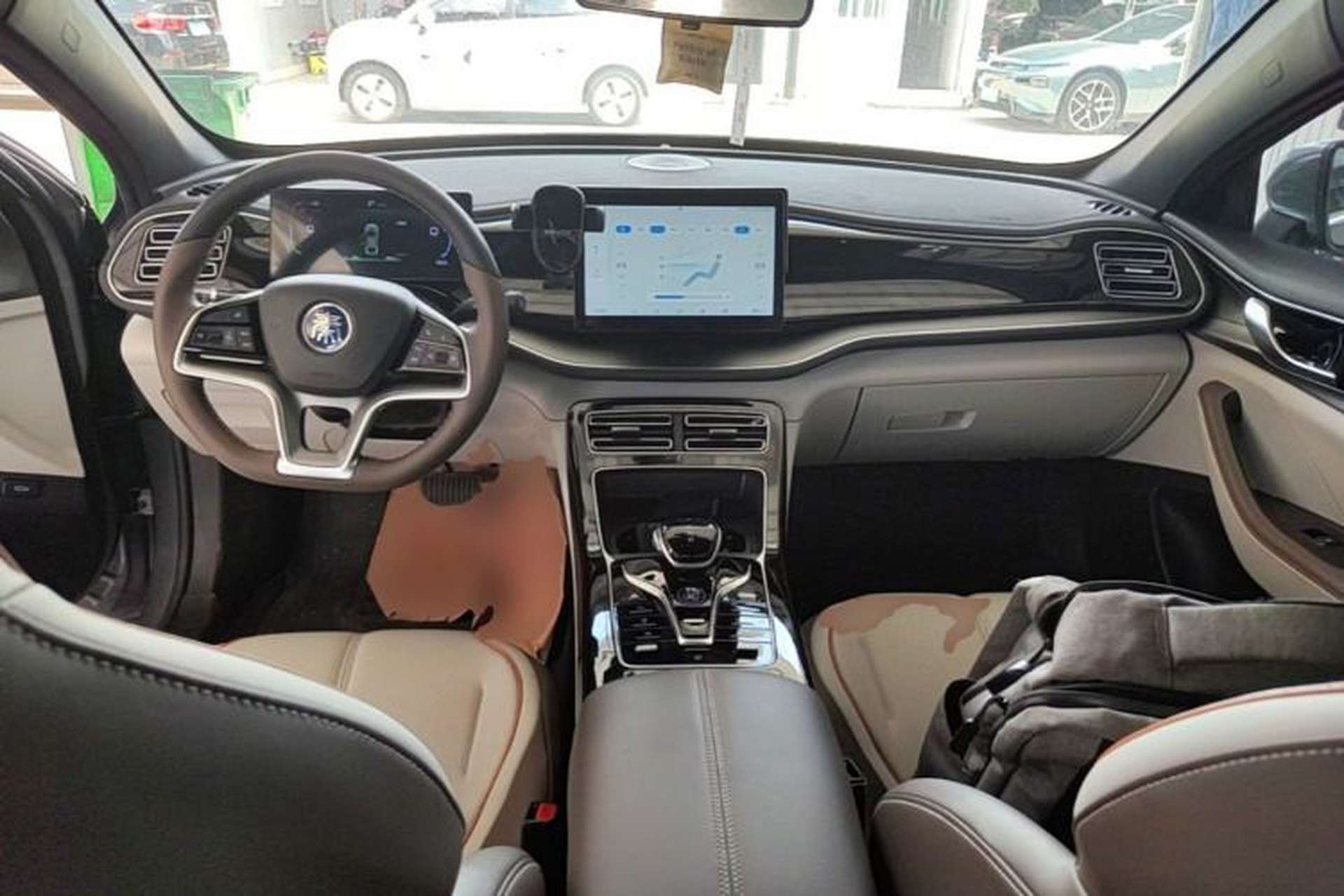 Used BYD Qin PLUS 2024 Honor Edition EV 420KM Leading Model Center Console
