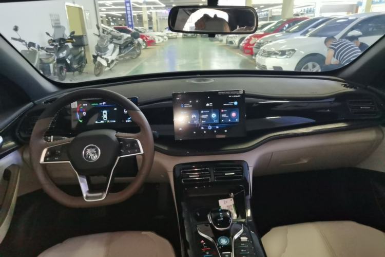 Used BYD Qin PLUS 2024 HONOR Edition DM-i 55KM Leading Model Center Console