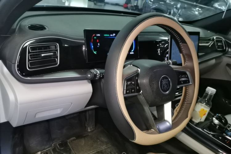 Used BYD Qin PLUS 2024 HONOR Edition DM-i 55KM Beyond Model Center Console