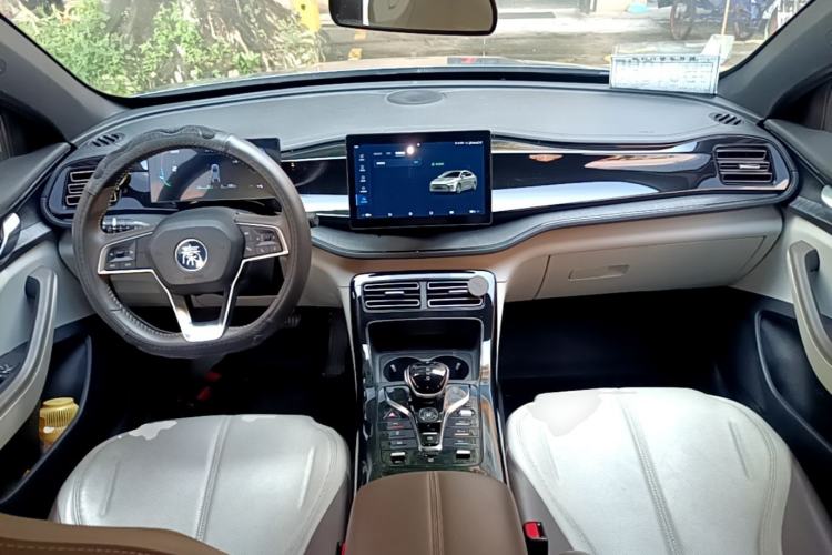 Used BYD Qin PLUS 2024 HONOR Edition DM-i 55KM Leading Model Center Console
