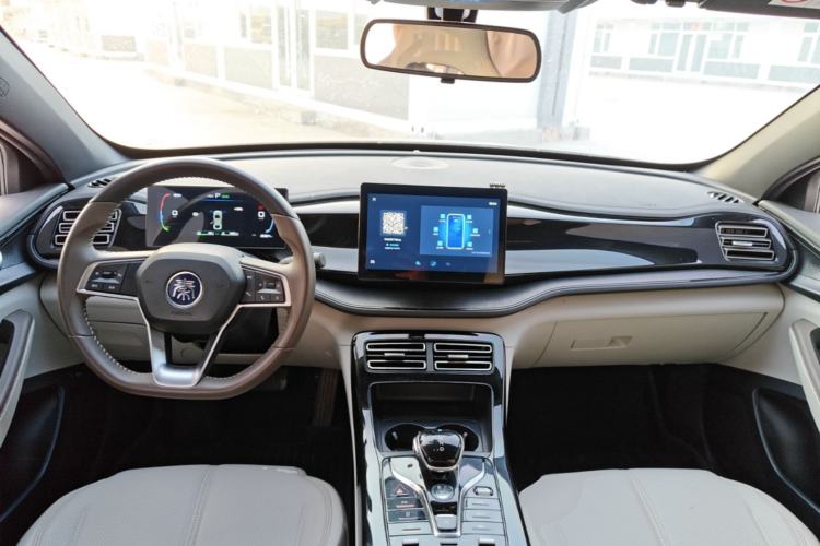 Used BYD Qin PLUS 2024 HONOR Edition DM-i 55KM Leading Model Center Console