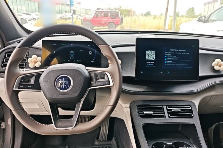 Used BYD Qin PLUS 2024 HONOR Edition DM-i 55KM Leading Model Center Console