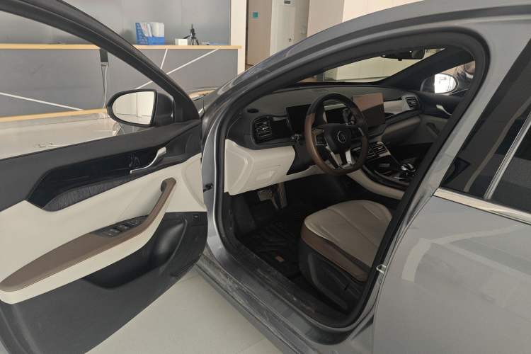 Used BYD Qin PLUS 2024 HONOR Edition DM-i 55KM Leading Model Driver Seat