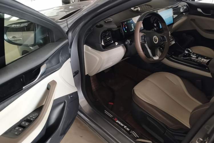 Used BYD Qin PLUS 2024 HONOR Edition DM-i 55KM Leading Model Driver Seat