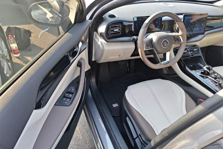 Used BYD Qin PLUS 2024 HONOR Edition DM-i 55KM Leading Model Driver Seat