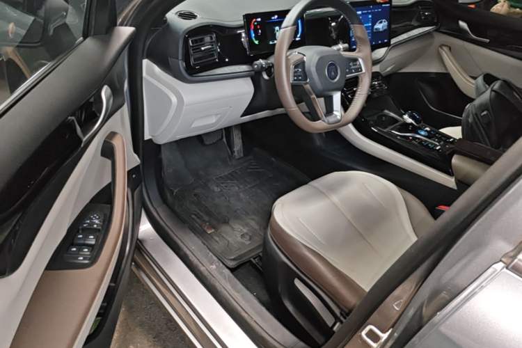 Used BYD Qin PLUS 2024 HONOR Edition DM-i 55KM Leading Model Driver Seat