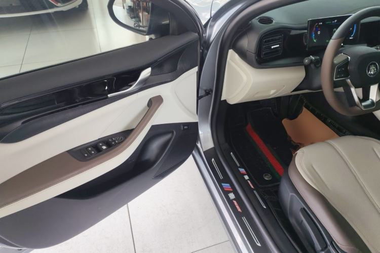 Used BYD Qin PLUS 2024 HONOR Edition DM-i 55KM Leading Model Driver Seat