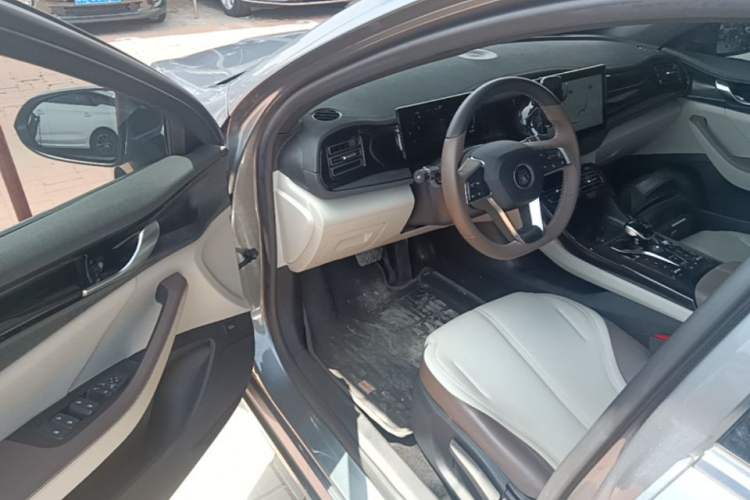 Used BYD Qin PLUS 2024 HONOR Edition DM-i 55KM Leading Model Driver Seat