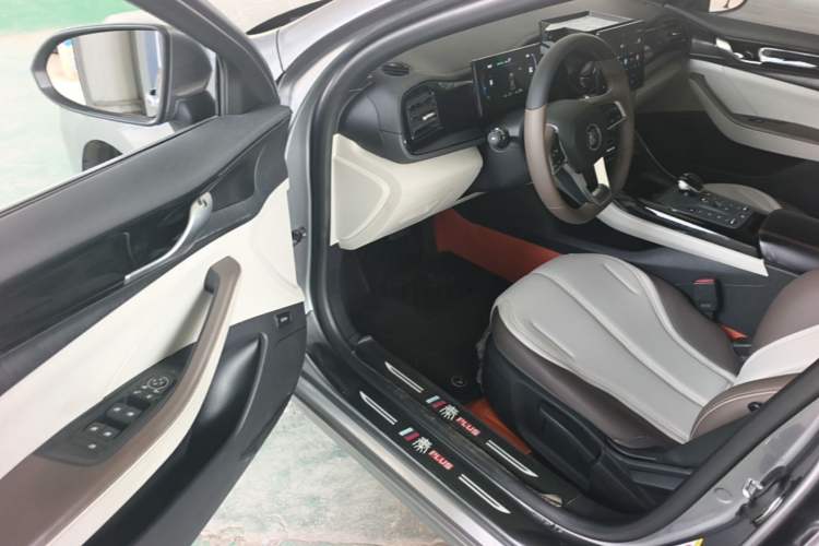 Used BYD Qin PLUS 2024 HONOR Edition DM-i 55KM Leading Model Driver Seat