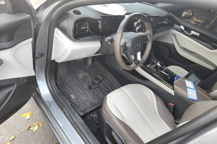 Used BYD Qin PLUS 2024 HONOR Edition DM-i 55KM Leading Model Driver Seat