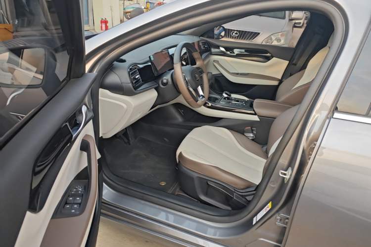 Used BYD Qin PLUS 2024 HONOR Edition DM-i 55KM Leading Model Driver Seat