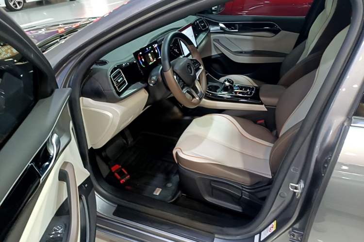 Used BYD Qin PLUS 2024 Honor Edition EV 510KM Leading Model Driver Seat