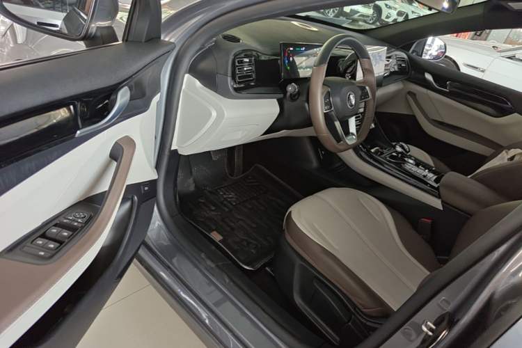 Used BYD Qin PLUS 2024 HONOR Edition DM-i 55KM Leading Model Driver Seat