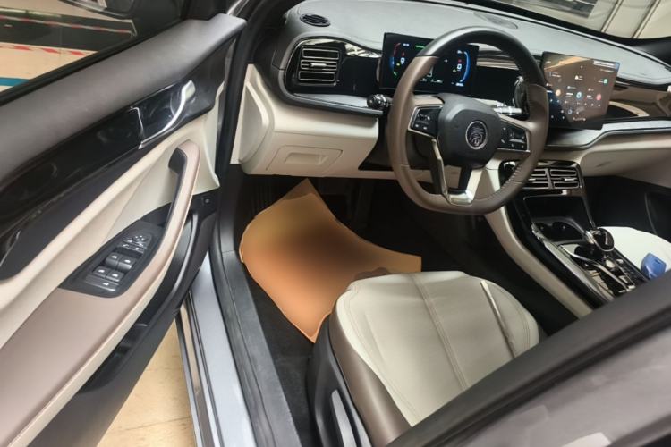 Used BYD Qin PLUS 2024 HONOR Edition DM-i 55KM Leading Model Driver Seat