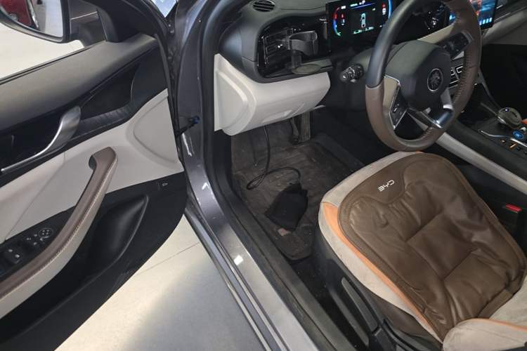 Used BYD Qin PLUS 2024 HONOR Edition DM-i 55KM Leading Model Driver Seat