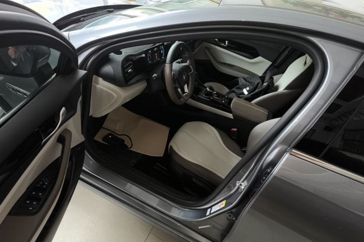 Used BYD Qin PLUS 2024 HONOR Edition DM-i 55KM Leading Model Driver Seat
