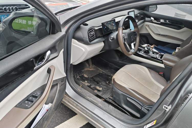 Used BYD Qin PLUS 2024 HONOR Edition DM-i 55KM Leading Model Driver Seat