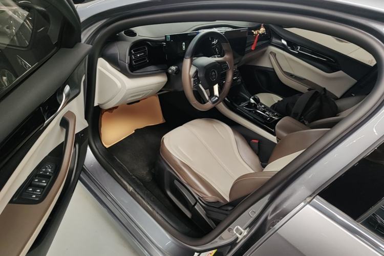 Used BYD Qin PLUS 2024 HONOR Edition DM-i 55KM Leading Model Driver Seat