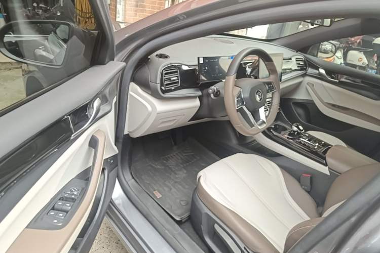 Used BYD Qin PLUS 2024 HONOR Edition DM-i 55KM Leading Model Driver Seat