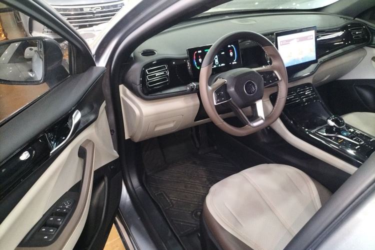 Used BYD Qin PLUS 2024 HONOR Edition DM-i 55KM Leading Model Driver Seat