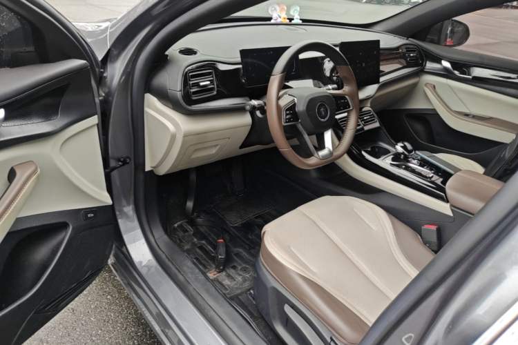 Used BYD Qin PLUS 2024 HONOR Edition DM-i 55KM Leading Model Driver Seat