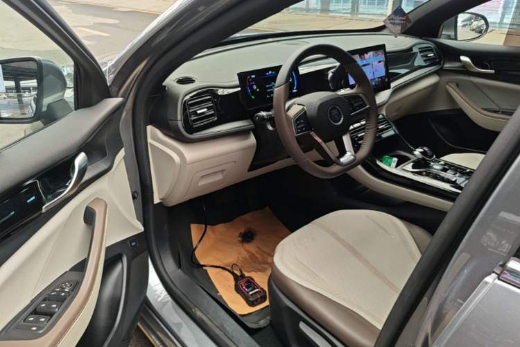 Used BYD Qin PLUS 2024 HONOR Edition DM-i 55KM Leading Model Driver Seat