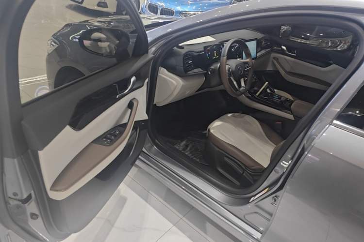 Used BYD Qin PLUS 2024 HONOR Edition DM-i 55KM Leading Model Driver Seat