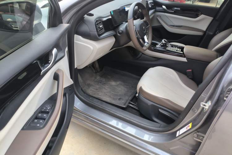 Used BYD Qin PLUS 2024 HONOR Edition DM-i 55KM Leading Model Driver Seat