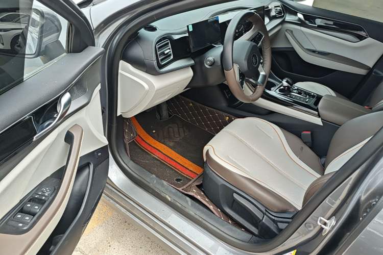 Used BYD Qin PLUS 2024 HONOR Edition DM-i 120KM Leading Model Driver Seat