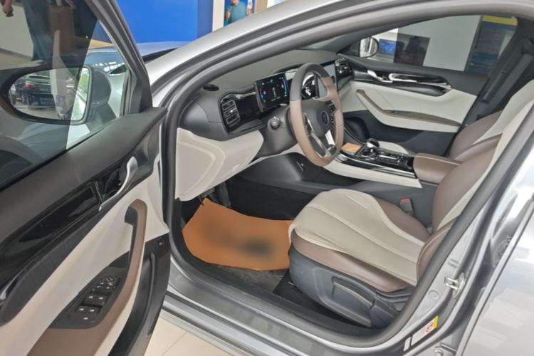 Used BYD Qin PLUS 2024 HONOR Edition DM-i 55KM Leading Model Driver Seat