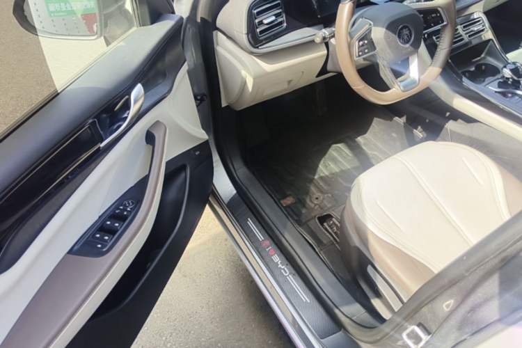 Used BYD Qin PLUS 2024 HONOR Edition DM-i 55KM Leading Model Driver Seat