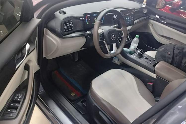 Used BYD Qin PLUS 2024 HONOR Edition DM-i 55KM Leading Model Driver Seat