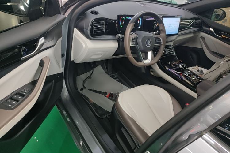 Used BYD Qin PLUS 2024 HONOR Edition DM-i 55KM Leading Model Driver Seat