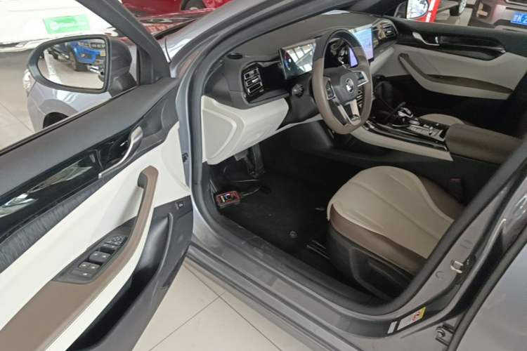 Used BYD Qin PLUS 2024 HONOR Edition DM-i 55KM Leading Model Driver Seat