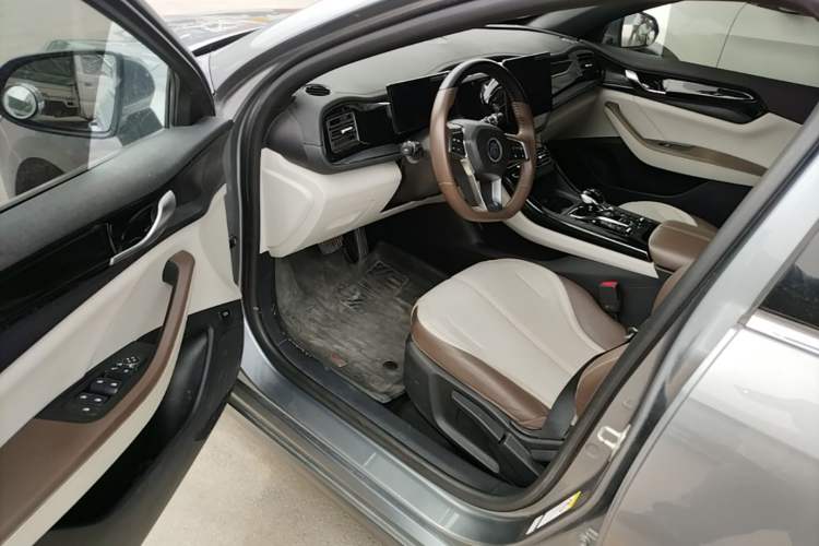 Used BYD Qin PLUS 2024 HONOR Edition DM-i 55KM Leading Model Driver Seat