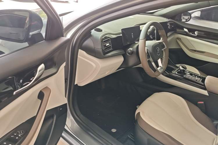Used BYD Qin PLUS 2024 HONOR Edition DM-i 55KM Leading Model Driver Seat