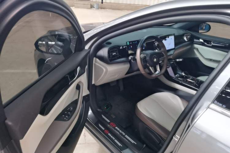 Used BYD Qin PLUS 2024 HONOR Edition DM-i 55KM Leading Model Driver Seat