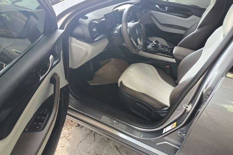 Used BYD Qin PLUS 2024 HONOR Edition DM-i 55KM Leading Model Driver Seat