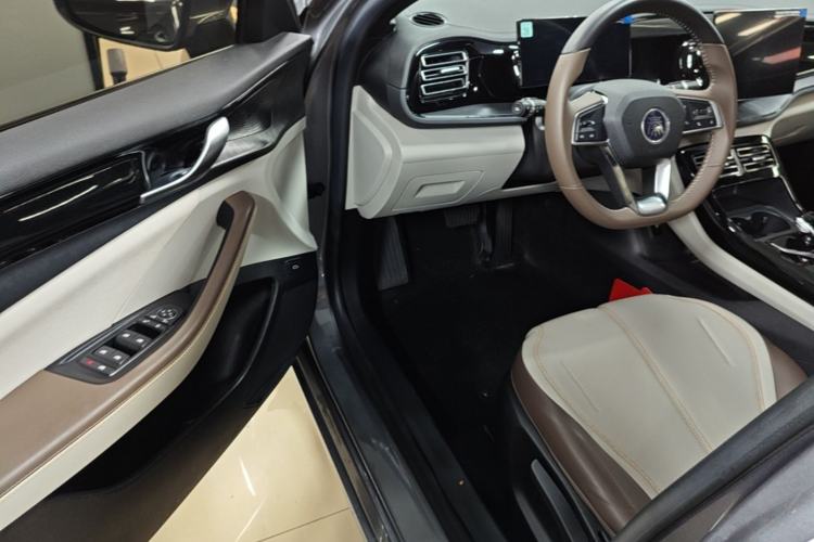 Used BYD Qin PLUS 2024 HONOR Edition DM-i 55KM Leading Model Driver Seat