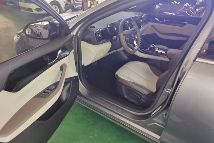 Used BYD Qin PLUS 2024 HONOR Edition DM-i 55KM Leading Model Driver Seat