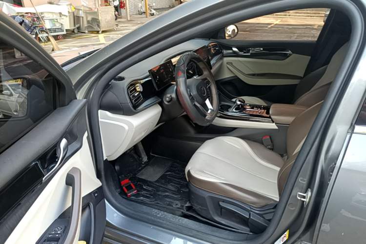 Used BYD Qin PLUS 2024 HONOR Edition DM-i 55KM Leading Model Driver Seat