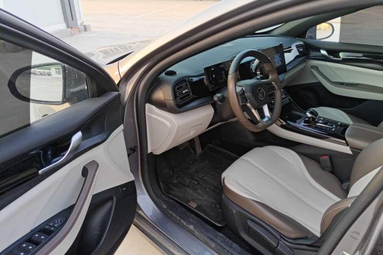 Used BYD Qin PLUS 2024 HONOR Edition DM-i 55KM Leading Model Driver Seat