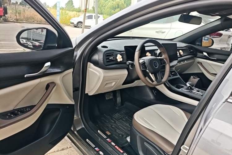 Used BYD Qin PLUS 2024 HONOR Edition DM-i 55KM Leading Model Driver Seat