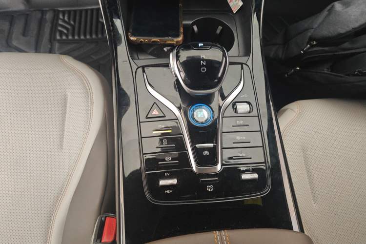 Used BYD Qin PLUS 2024 HONOR Edition DM-i 55KM Leading Model Gear Lever