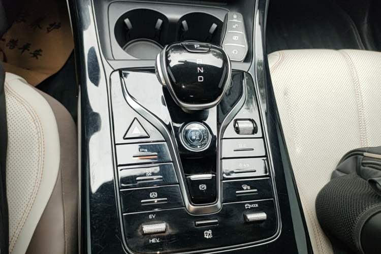 Used BYD Qin PLUS 2024 HONOR Edition DM-i 55KM Leading Model Gear Lever