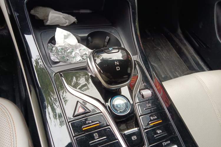 Used BYD Qin PLUS 2024 HONOR Edition DM-i 55KM Leading Model Gear Lever