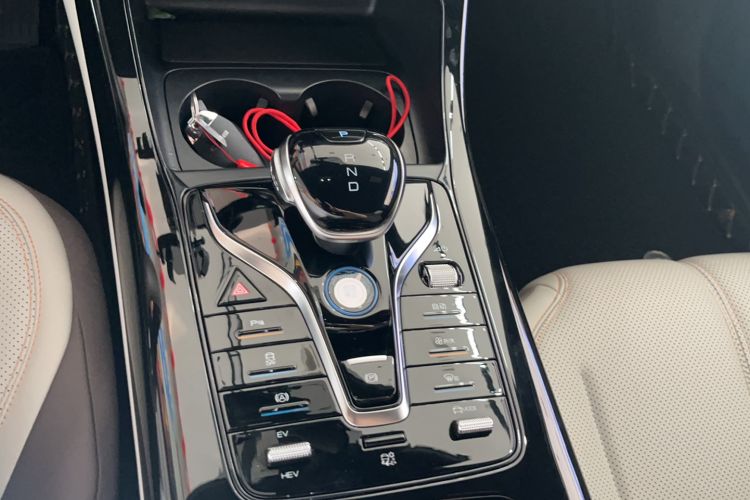 Used BYD Qin PLUS 2024 HONOR Edition DM-i 55KM Leading Model Gear Lever