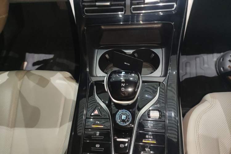 Used BYD Qin PLUS 2024 HONOR Edition DM-i 55KM Leading Model Gear Lever